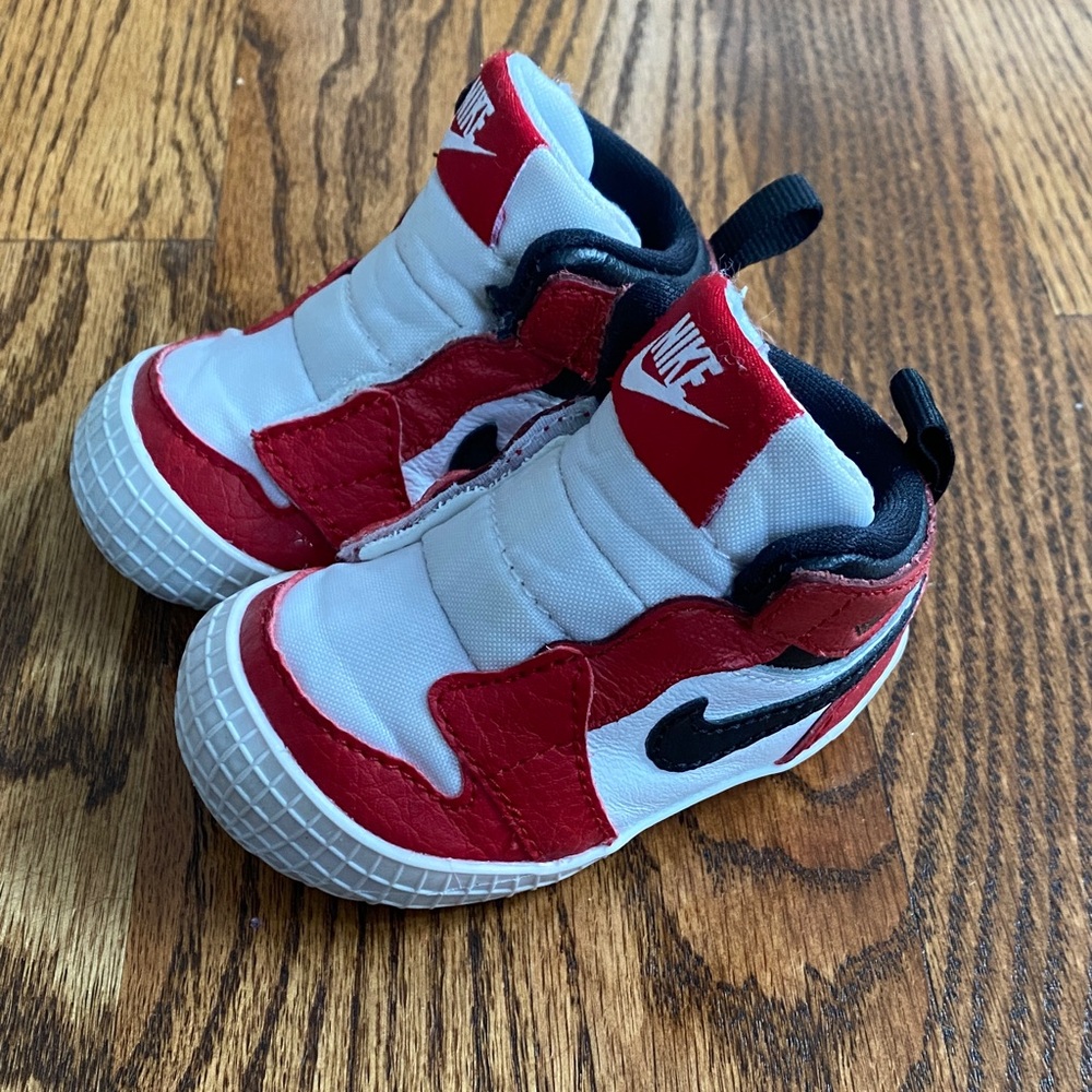 Nike Jordan 1 Crib Booties, size 2. Excellent condition, ships quickly